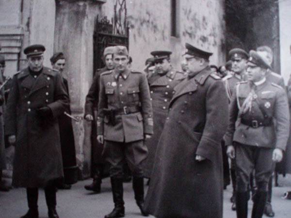 Командващият 3-ти Украински фронт маршал Ф. И. Толбухин (в средата) и ген. В. Стойчев (вдясно от него)